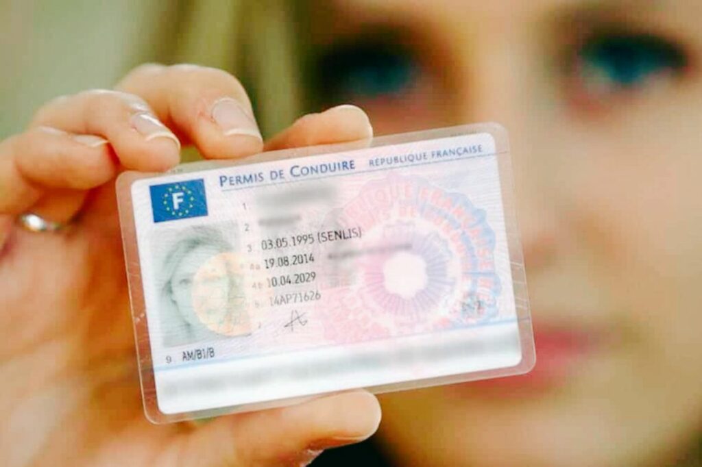 permis de conduire européen obligatoire format carte crédit femme main